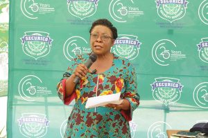 Important businesswoman inaugurates computer laboratory and library in the rural area of ​​Gutu